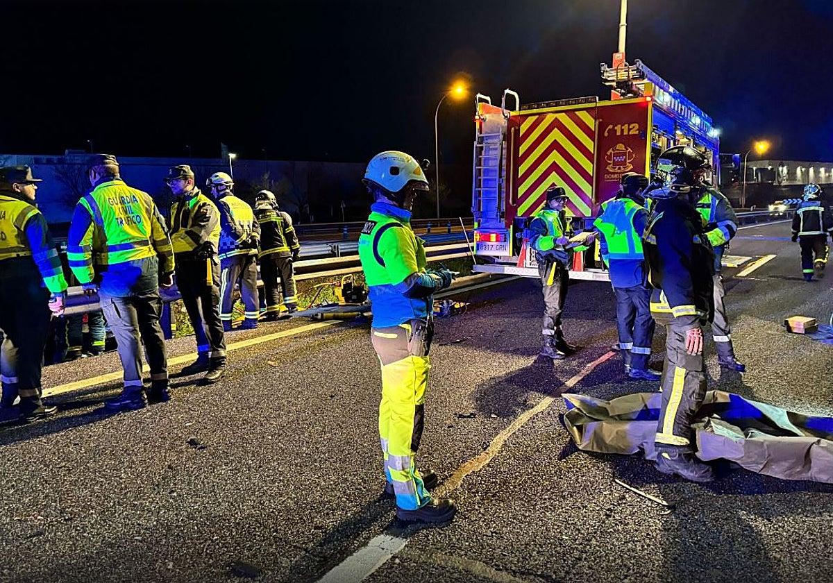 Efectivos de emergencias, trabajado en el lugar de los hechos