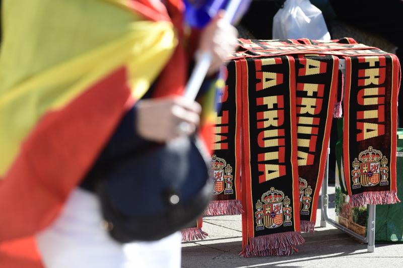 Un puesto de venta de objetos reivindicativos, con una bufanda con la frase que la presidenta Ayuso popularizó hace unos meses en una polémica con Pedro Sánchez