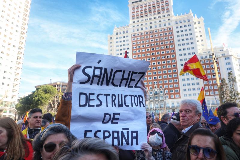 Una de las muchas pancartas que se ha podido ver en la concentración convocada por el PP que critica los pactos del PSOE y de su líder