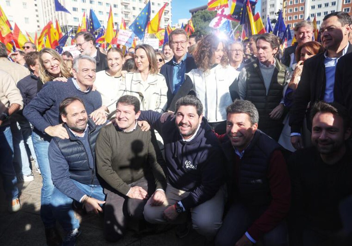 Dirigentes del PP, entre ellos Feijóo, Aznar y Mañueco, en la concentración en Madrid