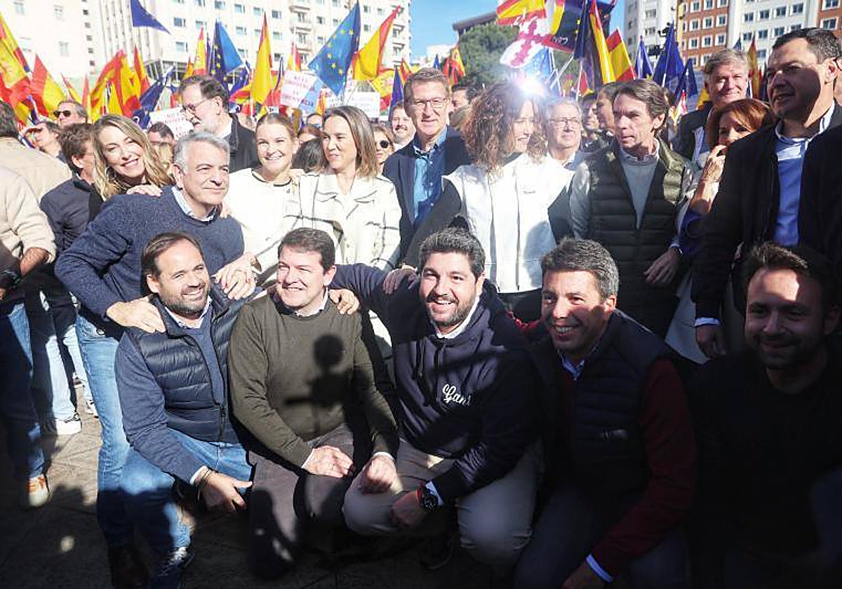 El presidente Juanma Moreno junto a José María Azanar, Alberto Núñez Feijóo y otros barones del PP