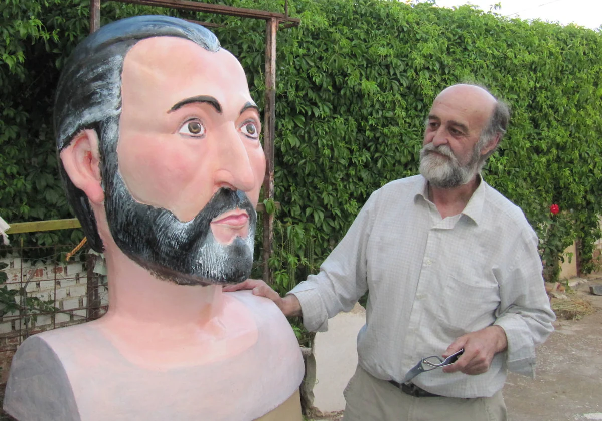 Costilludo modela algunos de los gigantones participantes en el Corpus Christi de Toledo