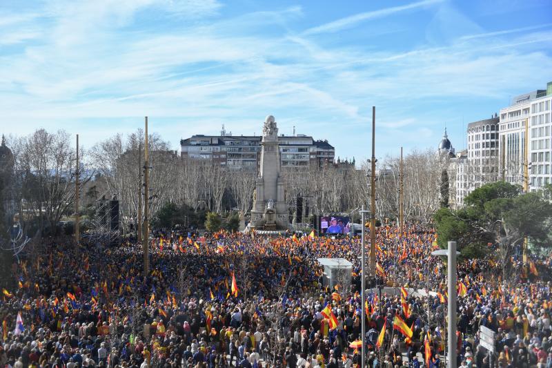 La concentración ha llenado la plaza de España. Según el PP han sido más de 70.000 los asistentes, mientras que desde la Delegación del Gobierno han rebajado la cifra a 45.000 participantes