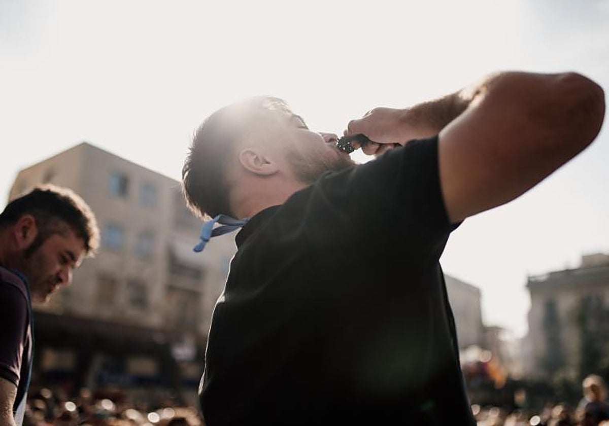 Un participante, comiendo calçots este domingo en Valls