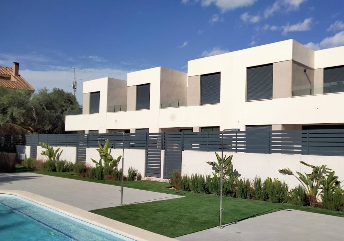 Imagen de la piscina comunitaria y viviendas de Amaire Villas II de AEDAS Homes en San Juan de Alicante