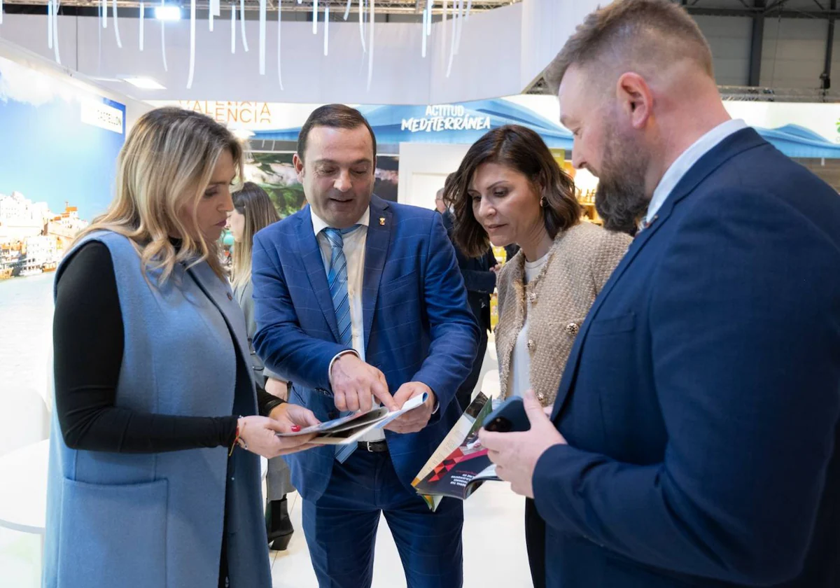 Imagen de Barrachina frente al estand de la Comunidad Valenciana en Fitur 2024