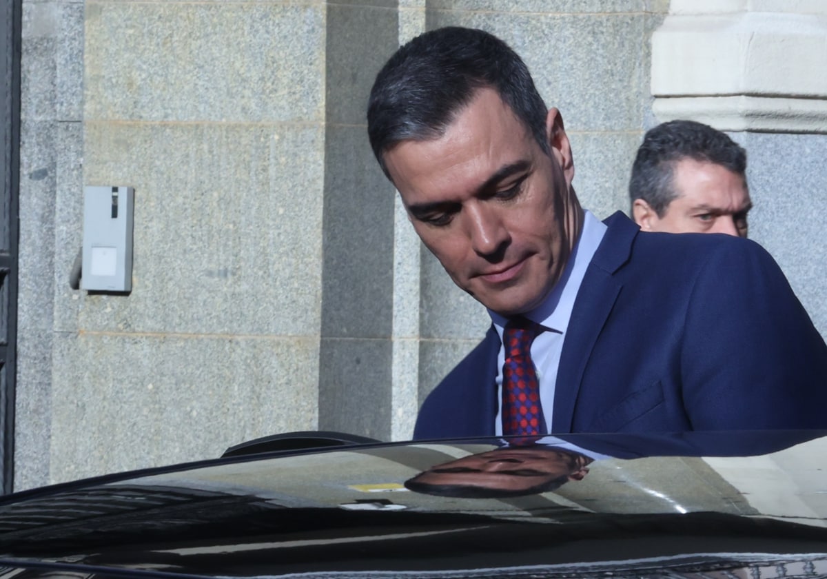 Pedro Sánchez, entrando en el coche oficial después de un acto este lunes en Madrid