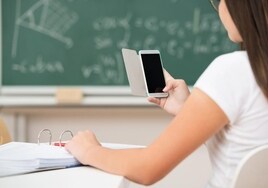 La ordena a los centros de Primaria prohibir los móviles y limitarlos a fines pedagógicos en la ESO