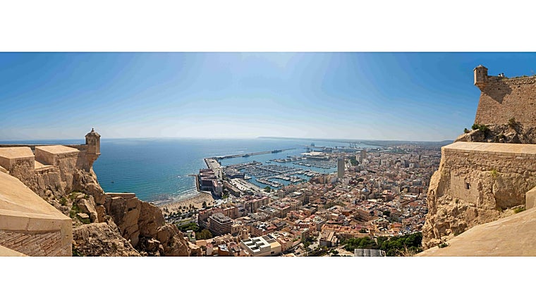 Vistas panorámicas elevadas de Alicante desde el castillo de Santa Bárbara.