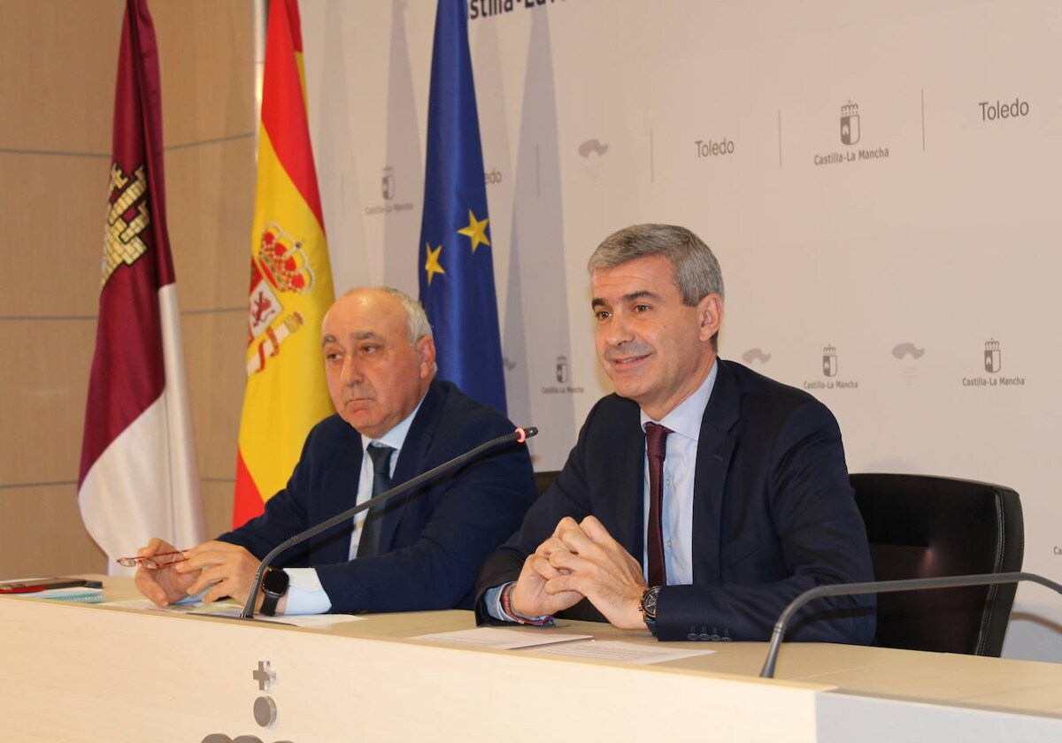 Álvaro Gutiérrez (derecha), junto al delegado provincial de Economía, Julián Martín