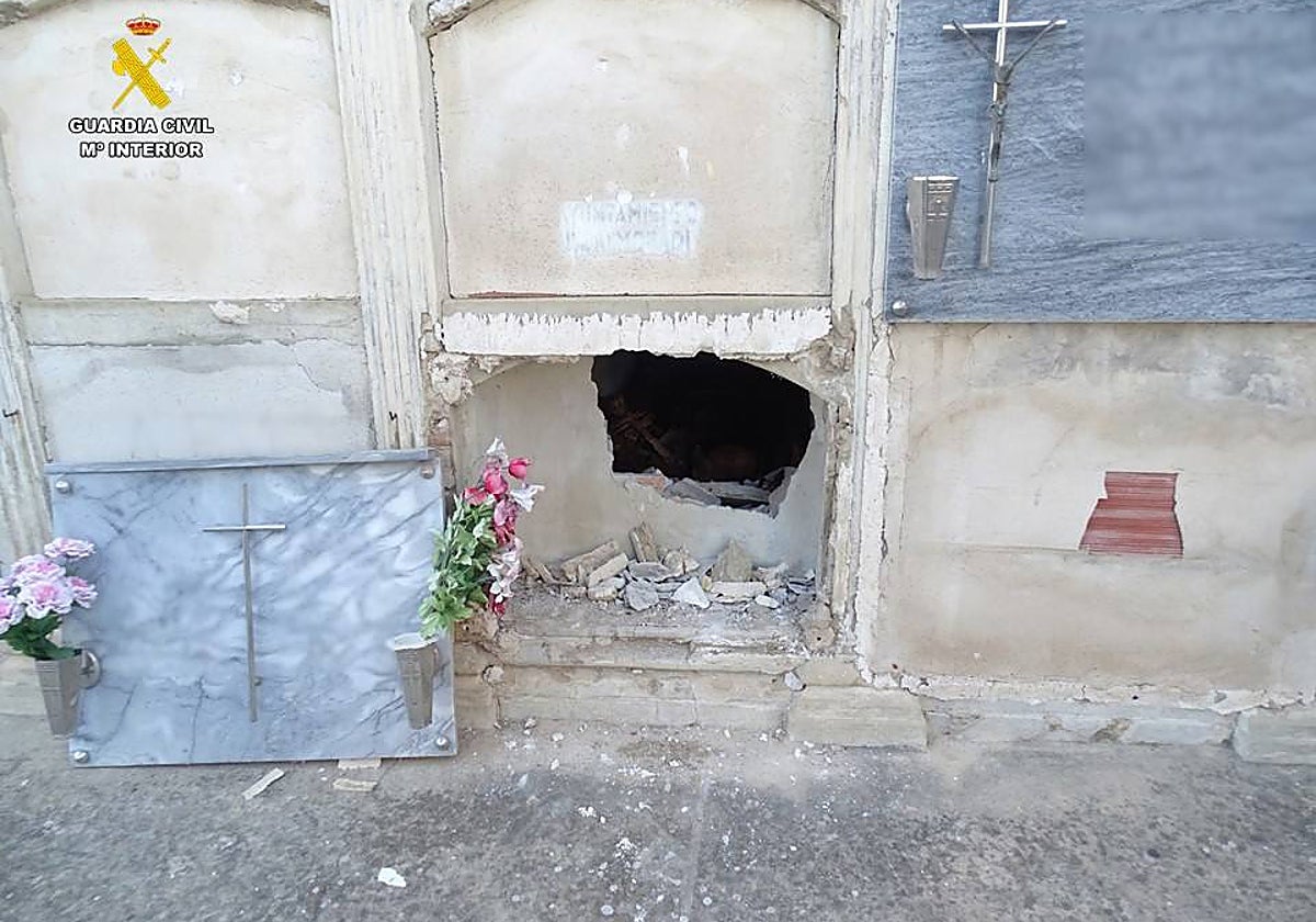 Imagen de uno de los nichos fracturados en el cementerio de Almoradí
