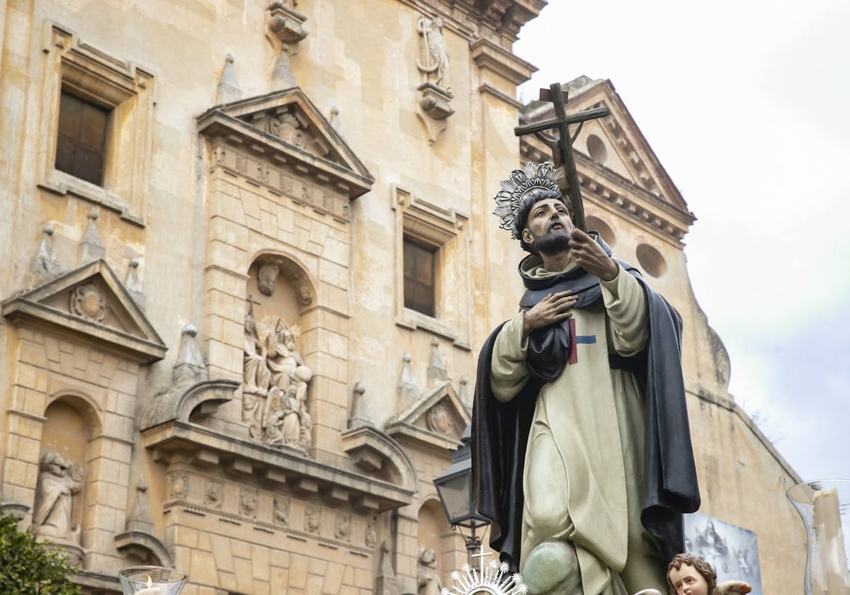 La imagen de San Juan Bautista de la Concepción, ante la fachada de Padres de Gracia, durante la procesión de 2022