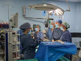 El hospital de Albacete implanta una técnica quirúrgica mínimamente invasiva en recién nacidos