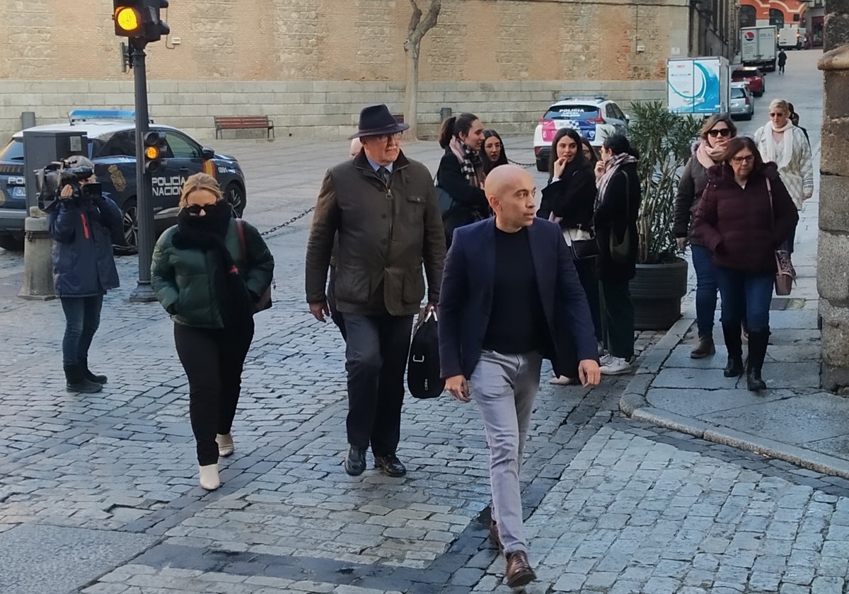 Eliseo Ocaña, el primero, acompañado de otros acusados y de su abogado, llega a la Audiencia de Toledo