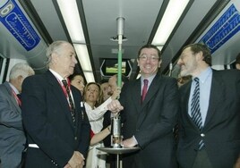 La antorcha olímpica que quisieron arrebatarle a un alcalde y otro paseó por el Metro de Madrid