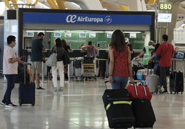 Detenido un viajero en el aeropuerto de Barajas por un intento de agresión sexual a una empleada de la limpieza