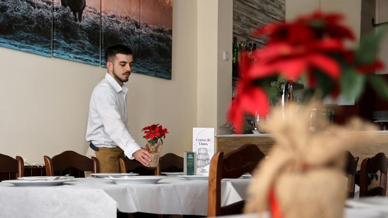 Un camarero prepara una mesa en La Montillana
