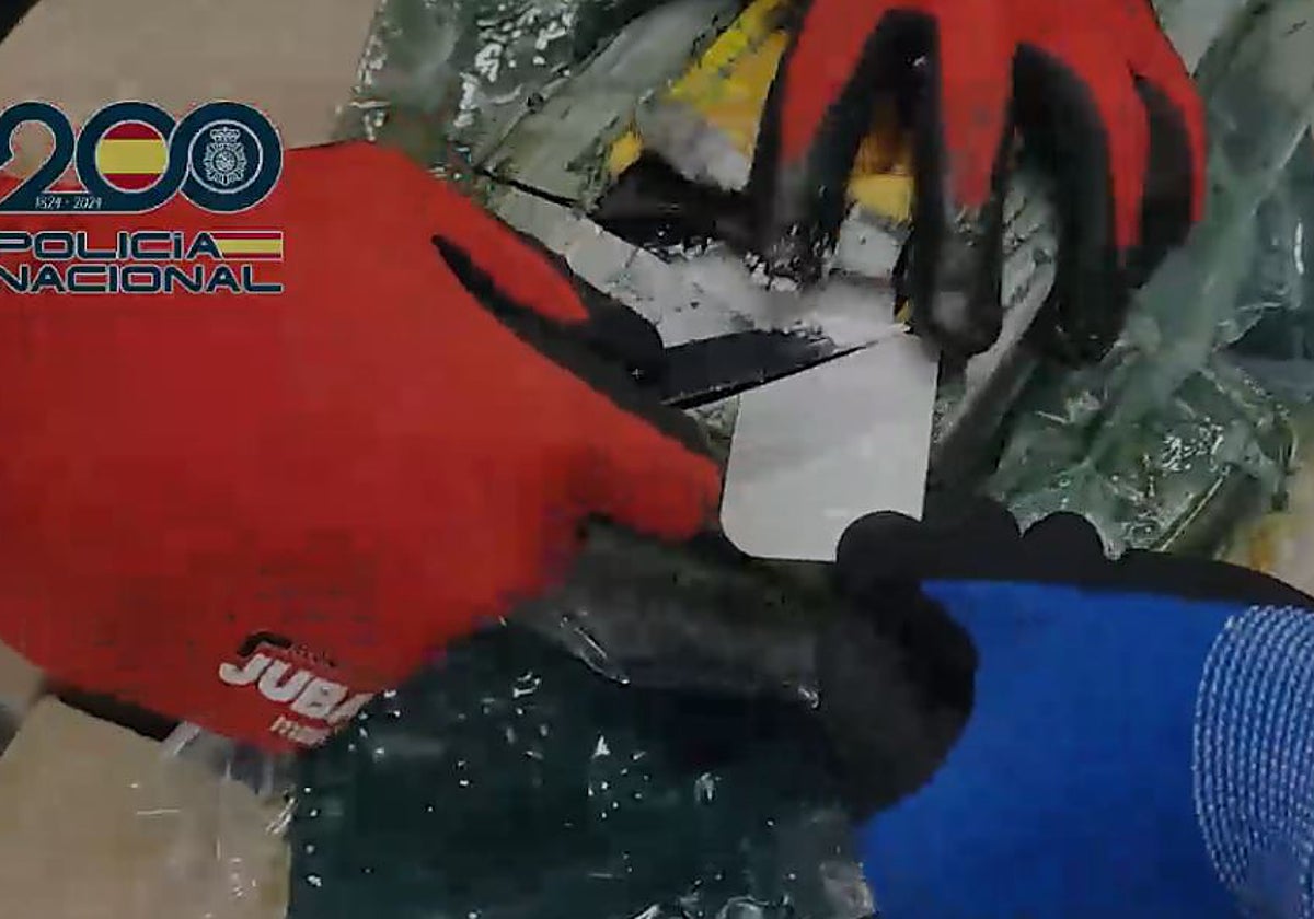 Los agentes comprueban la pureza de la cocaína