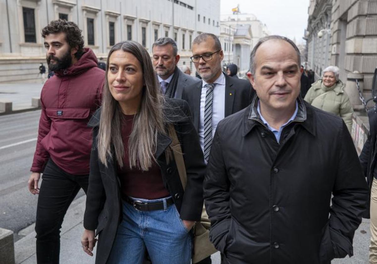 Jordi Turull y Míriam Nogueras, el 17 de enero, en los alrededores del Congreso de los Diputados