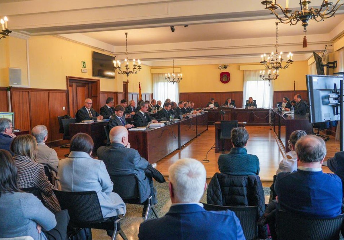 Los acusados en la sala de vistas en el juicio contra la antigua cúpula de UGT Andalucía que celebra la Audiencia de Sevilla