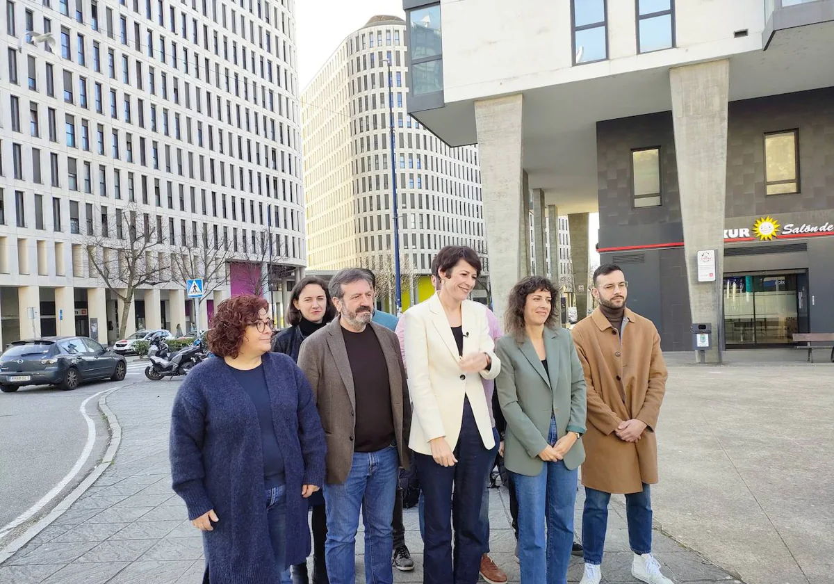 La candidata del BNG a la presidencia de la Xunta, Ana Pontón, junto a otros candidatos por Pontevedra, el miércoles, en Vigo