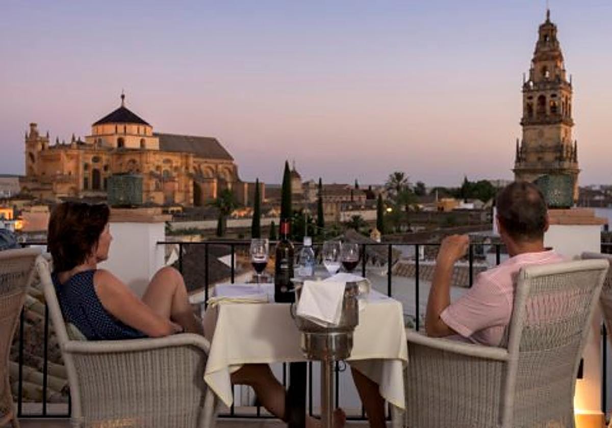 Una pareja disfruta de las vistas de la Mezquita-Catedral desde el restaurante del hotel Balcón de Córdoba