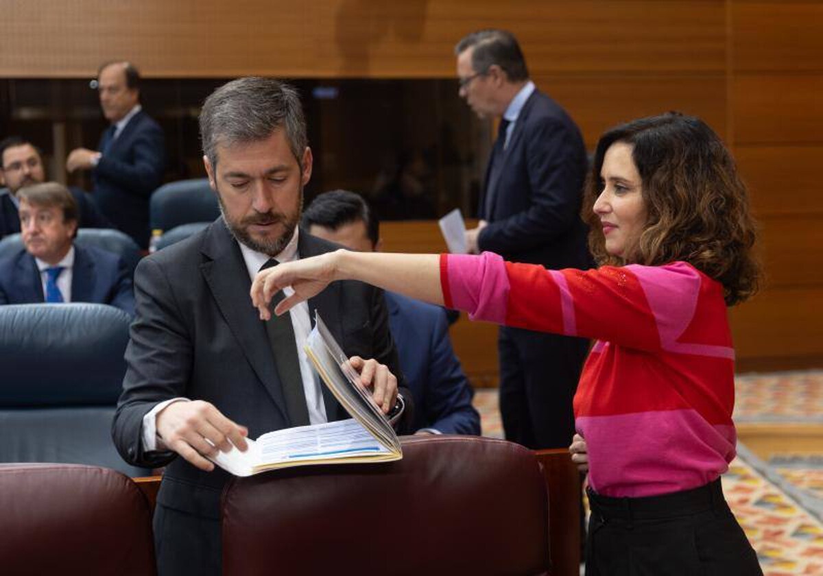 Isabel Díaz Ayuso, junto a Miguel Ángel García, en la Asamblea de Madrid