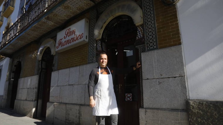 José Martín posa en la puerta de la panadería San Francisco, en la calle Enrique Redel, 4