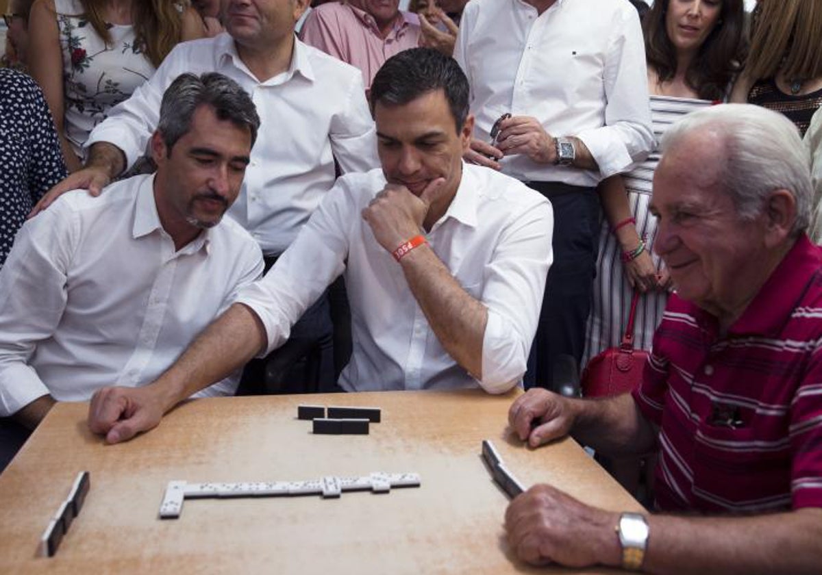 Víctor Navas con Pedro Sánchez jugando al dominó con afiliados