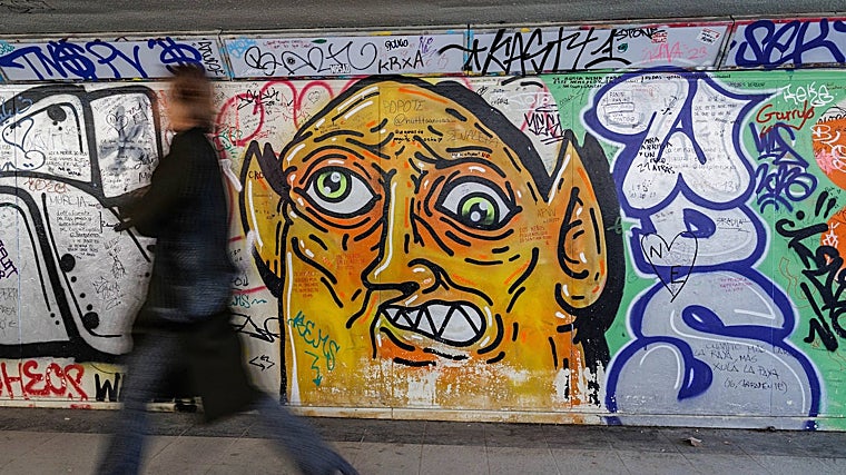 Uno de los grafitis en las paredes del túnel de 42 metros que conecta Lagasca con El Retiro