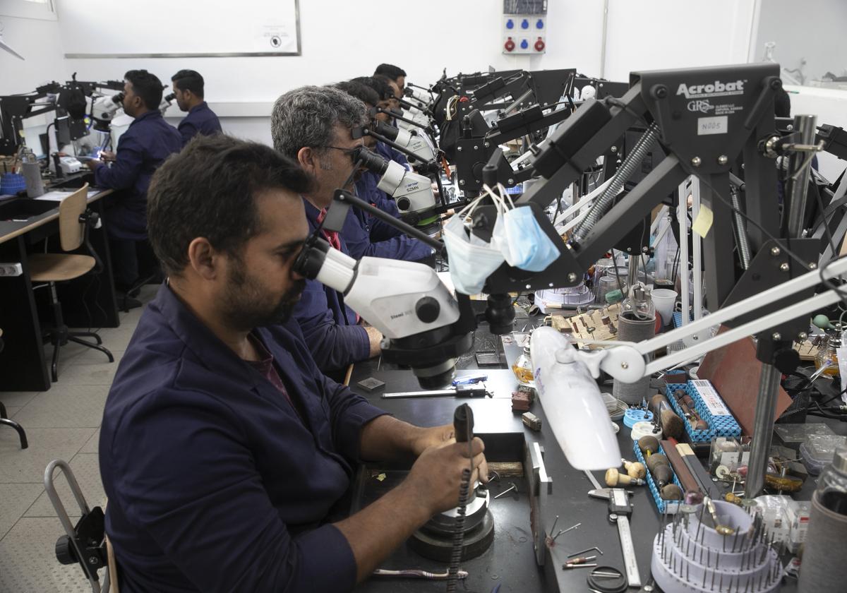 Trabajdores en una empresa del Parque Joyero de Córdoba