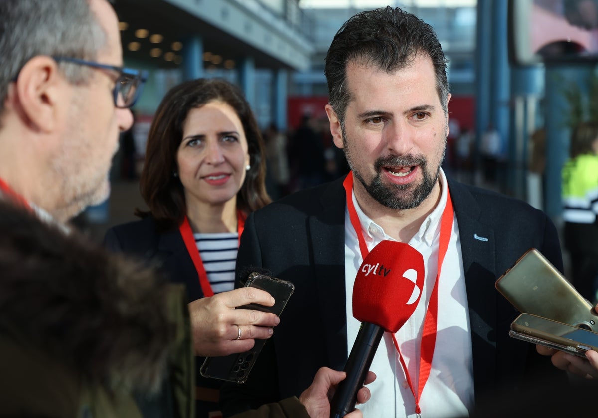 El secretario general del PSOE de Castilla y León, Luis Tudanca, atiende a los medios de comunicación en una imagen de archivo