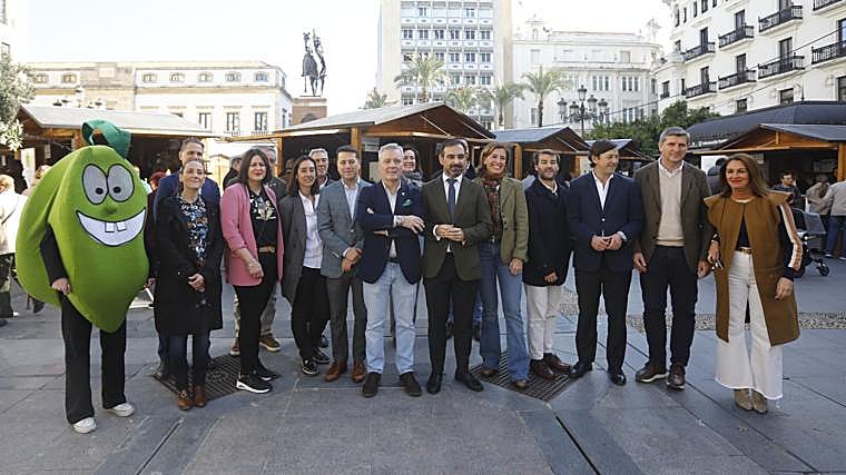 Foto de familia de las autoridades y los organizadores del Festival, este viernes en Las Tendillas