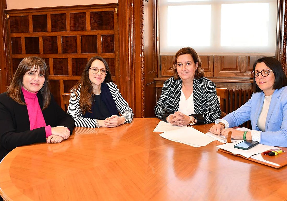 Cedillo y la diputada Pilar Martín con representantes de la asociación 'María Padilla'