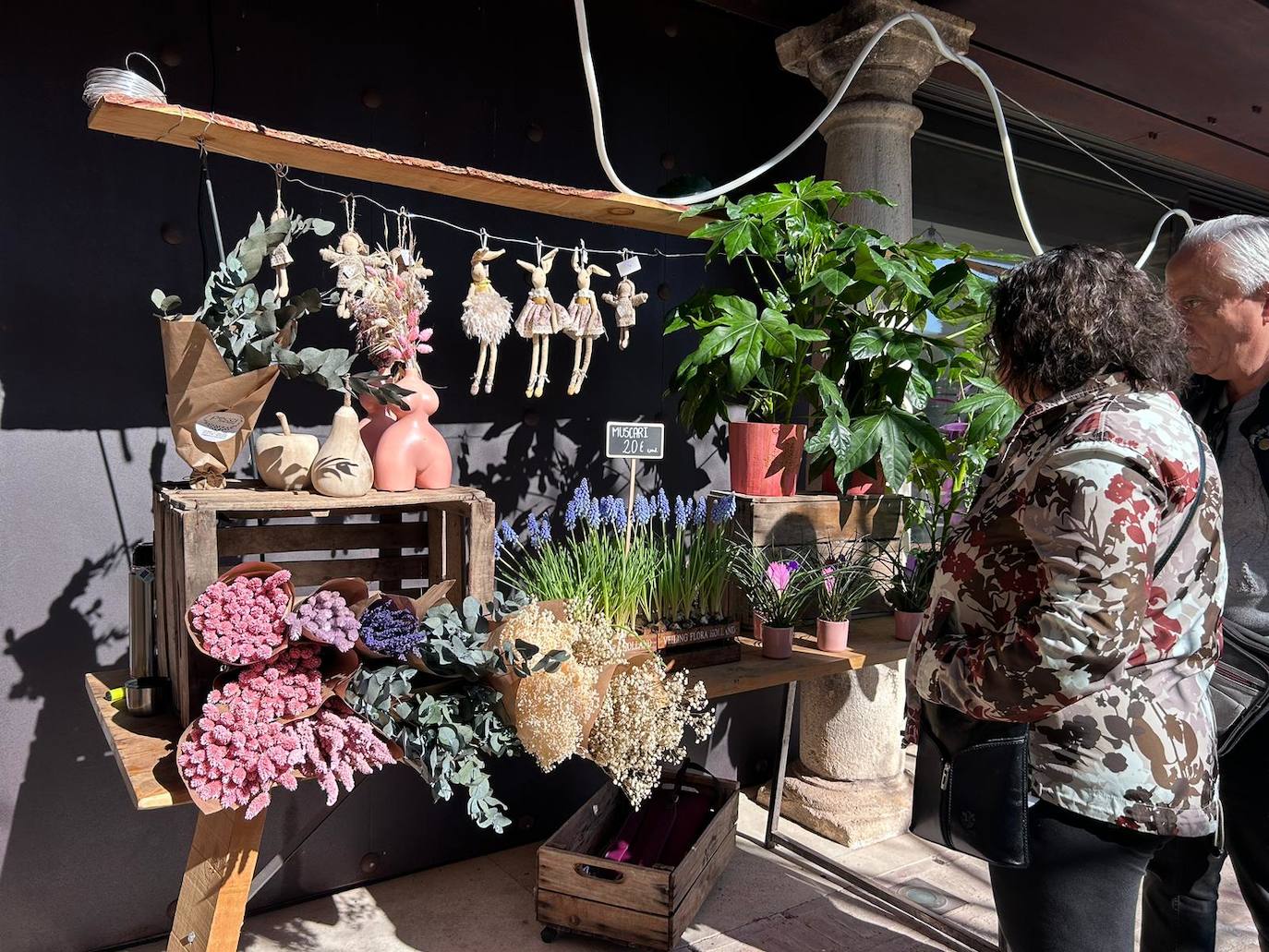 Vuelve el Mercado de las Flores al jardín de San Lucas, en imágenes