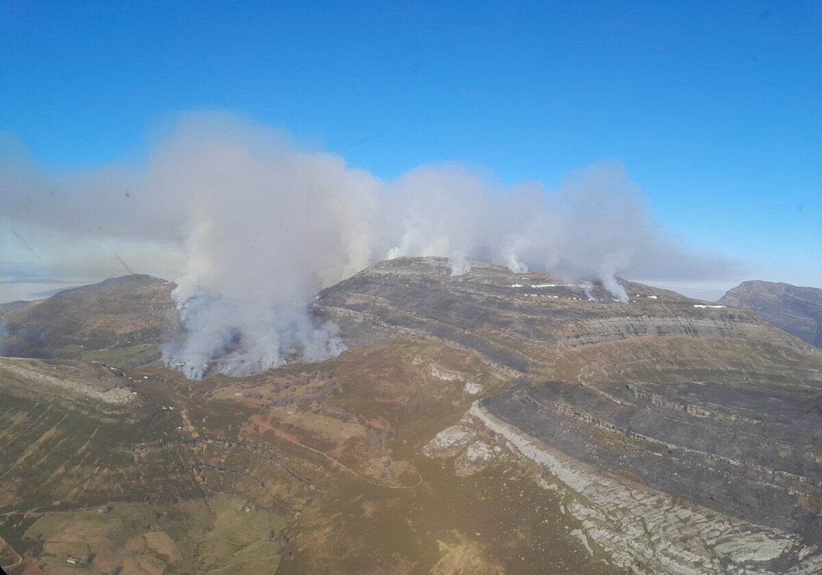 Incendio en el enclave burgalés de Espinosa de los Monteros