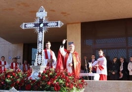 Camuñas recibe una reliquia de la cruz donde Cristo murió después de cinco siglos de espera