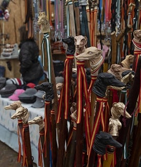 Imagen secundaria 2 - Arriba, Sandra con su galga 'Leyenda', que llegó hasta la final. Abajo, guardias civiles a caballo, parte del dispositivo en el Campeonto, en el que no falta una carpa con bar y puestos con todo tipo de detalles en torno al mundo del galg