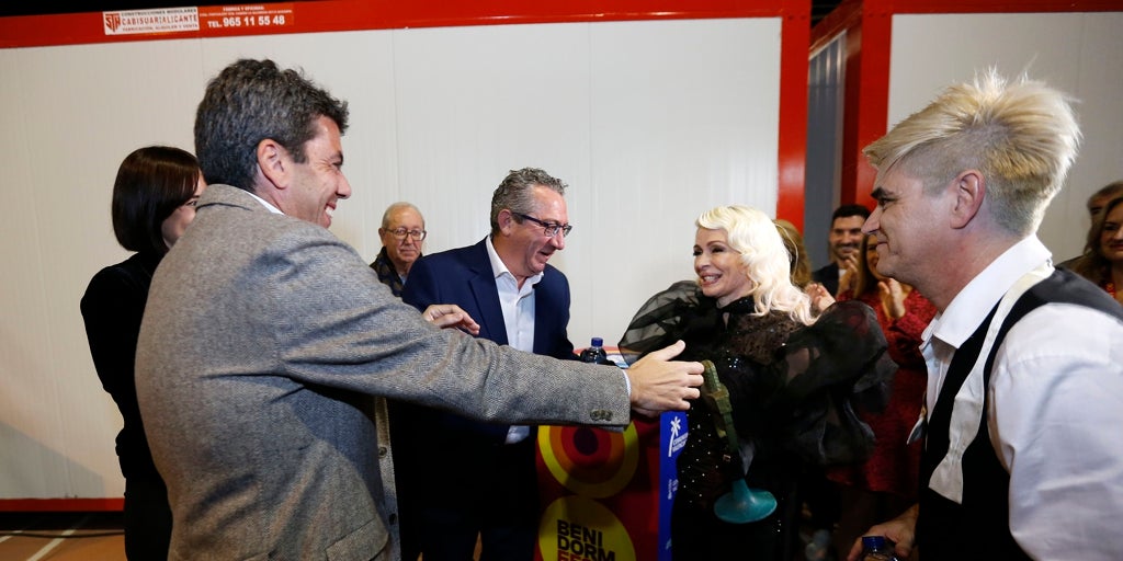 Carlos Mazón felicita a los componentes de Nebulossa, organizadores del Benidorm Fest