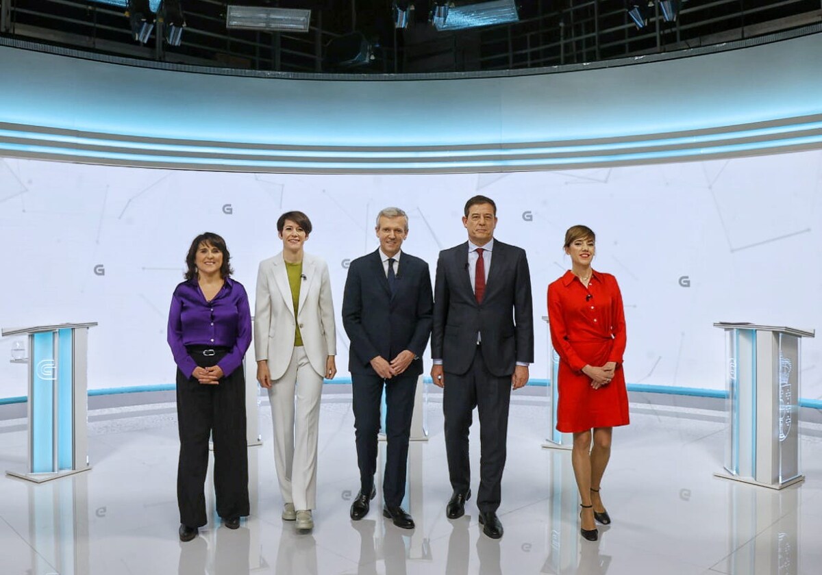 Foto de familia de los cinco candidatos, antes de arrancar el debate