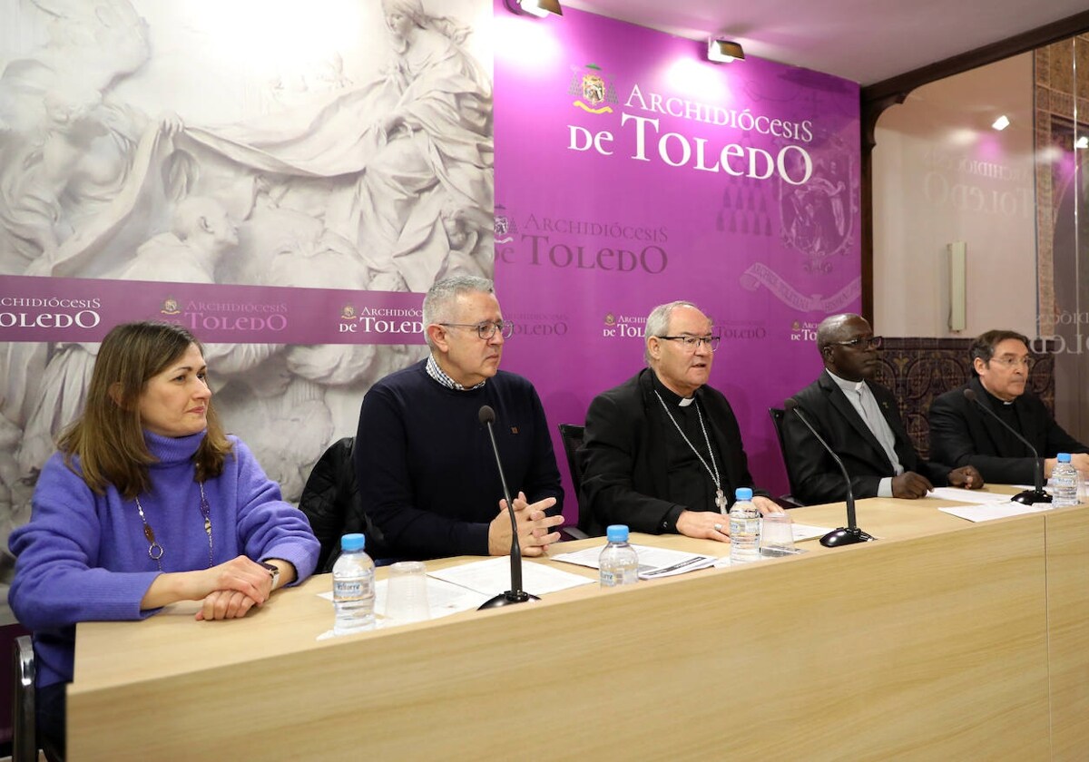 El arzobispo, en el centro, junto al misionero Antonio Gasolina, el delegado de Manos Unidas en Toledo, Antonio Juanes y la directora del Conservatorio, Adela Torres