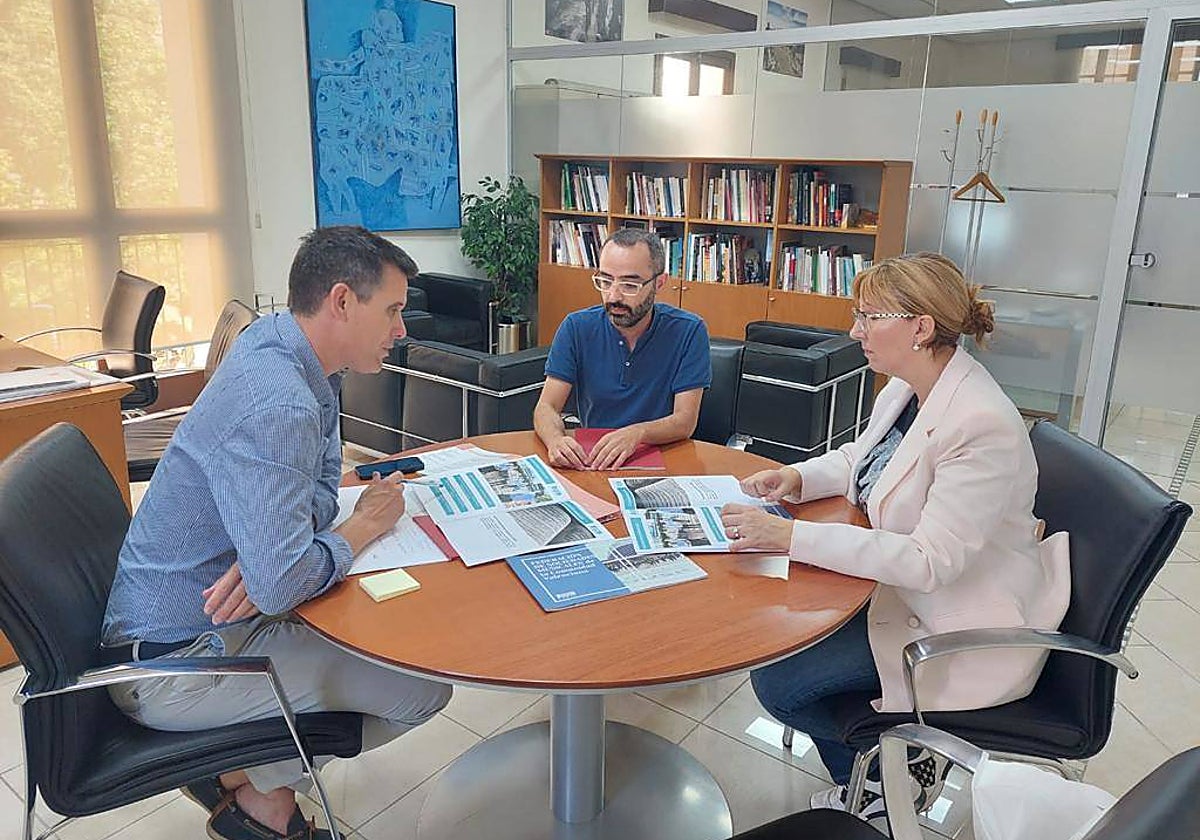 Imagen de la reunión del diputado de Cultura, Alejandro Clausell, con representantes de las bandas de música