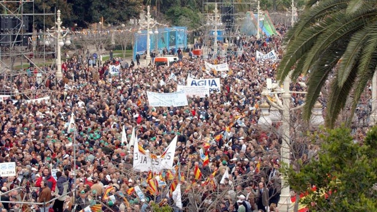 Manifestación en las calles de Valencia en 2003 con el lema 'Agua para todos' tras la derogación del Plan Hidrológico Nacional (PHN).