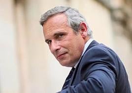 Carles Puigdemont, Gonzalo Boye y Josep Lluís Alay (con mascarilla), en una imagen de 2021 en Cerdeña, tras la detención y puesta en libertad del expresidente de la Generalitat