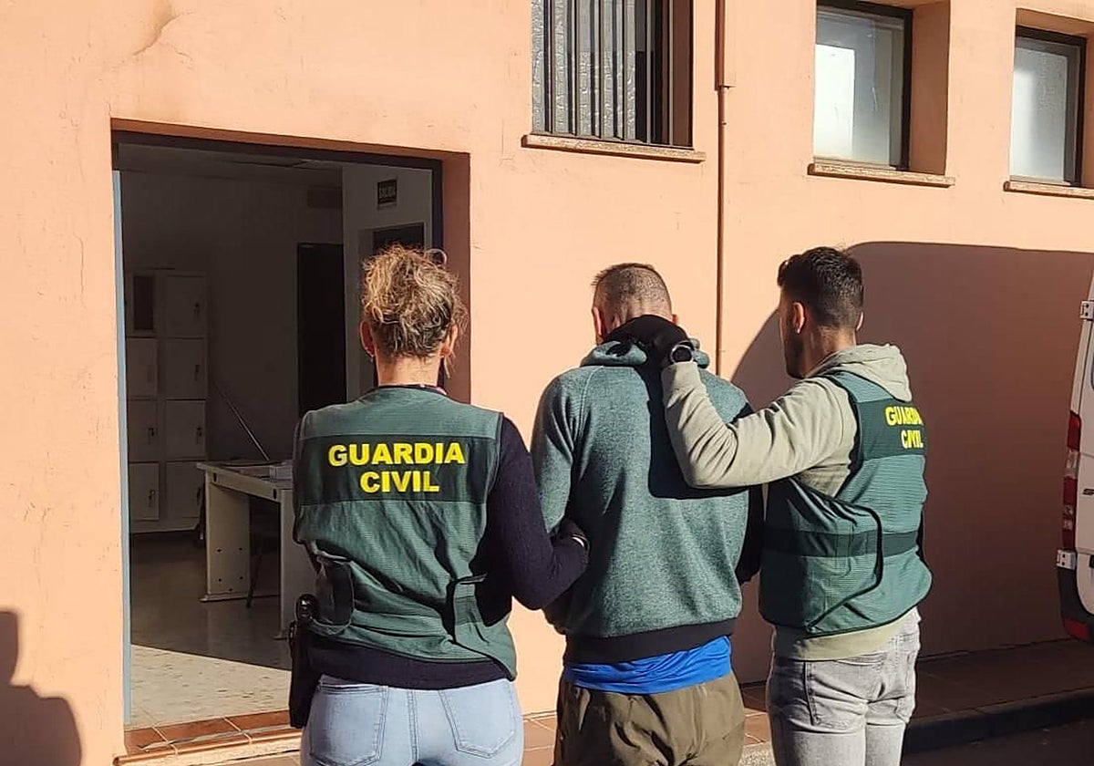 El individuo, después de ser detenido por la Guardia Civil