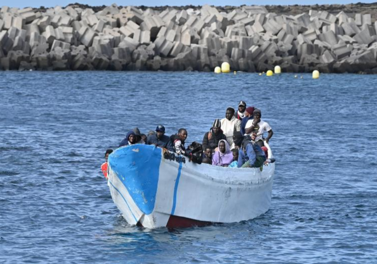 107 inmigrantes rescatados por la salvamar Adhara, en aguas cercanas a El Hierro