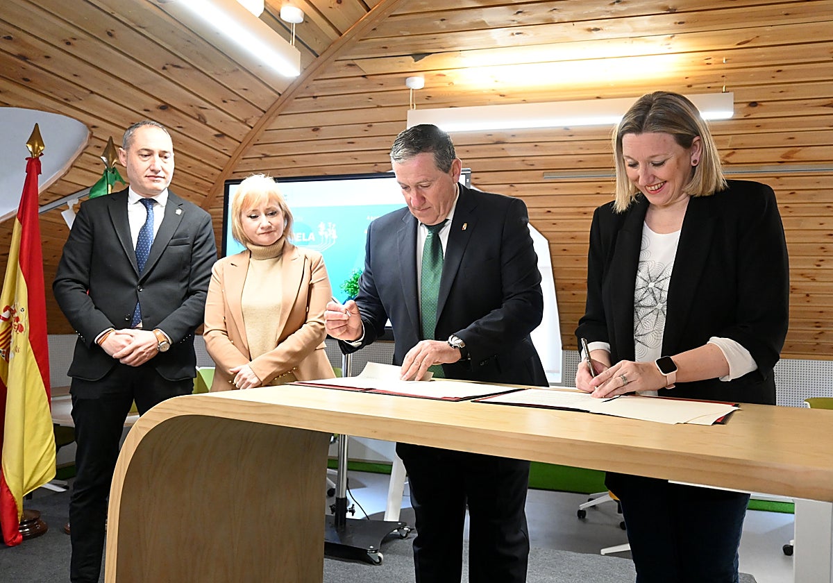 Blanco y Faúndez firman el acuerdo de cesión de los edificios en los que se ubicará el centro tecnológico centrado en los cuidados