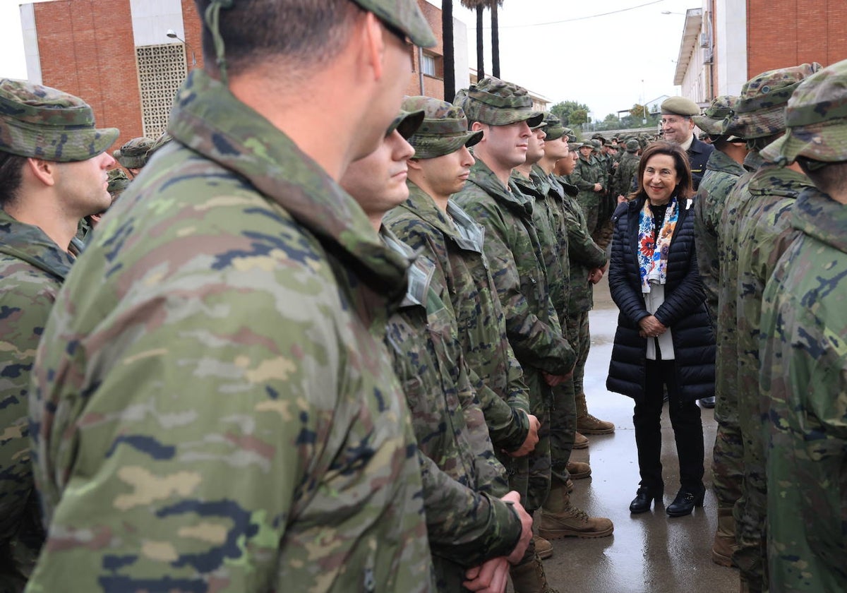 Margarita Robles en una visita al acuartelamiento 'Camposoto' San Fernando, Cádiz