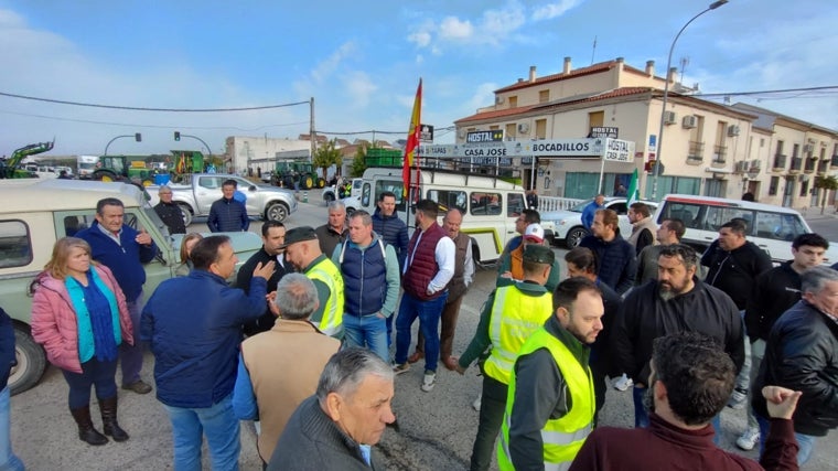 Agentes de la Guardia Civil y agricultores manifestantes discuten en una parada en Santa Cruz