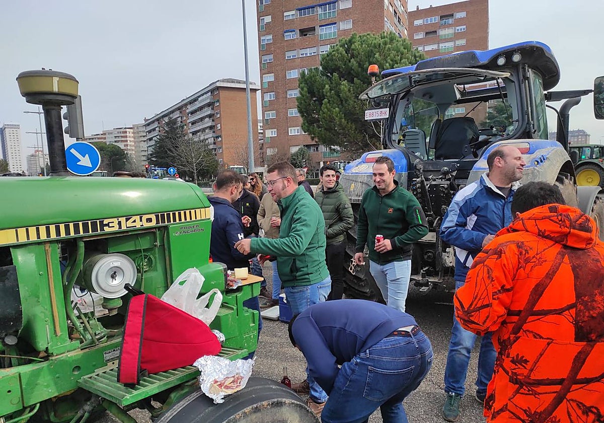 Agricultores de la zona de Valle del Esgueva (Valladolid), parados en la avenida de Salamanca
